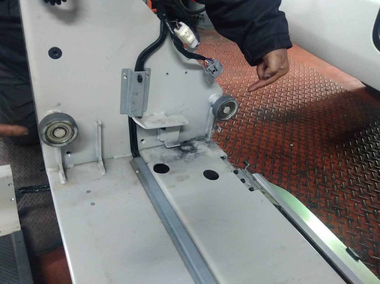 ハイエース福祉車両 ローラー交換