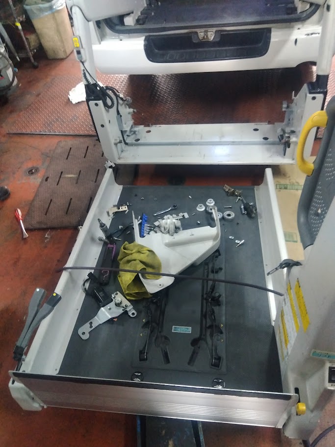 ハイエース福祉車両　スライドモーター修理