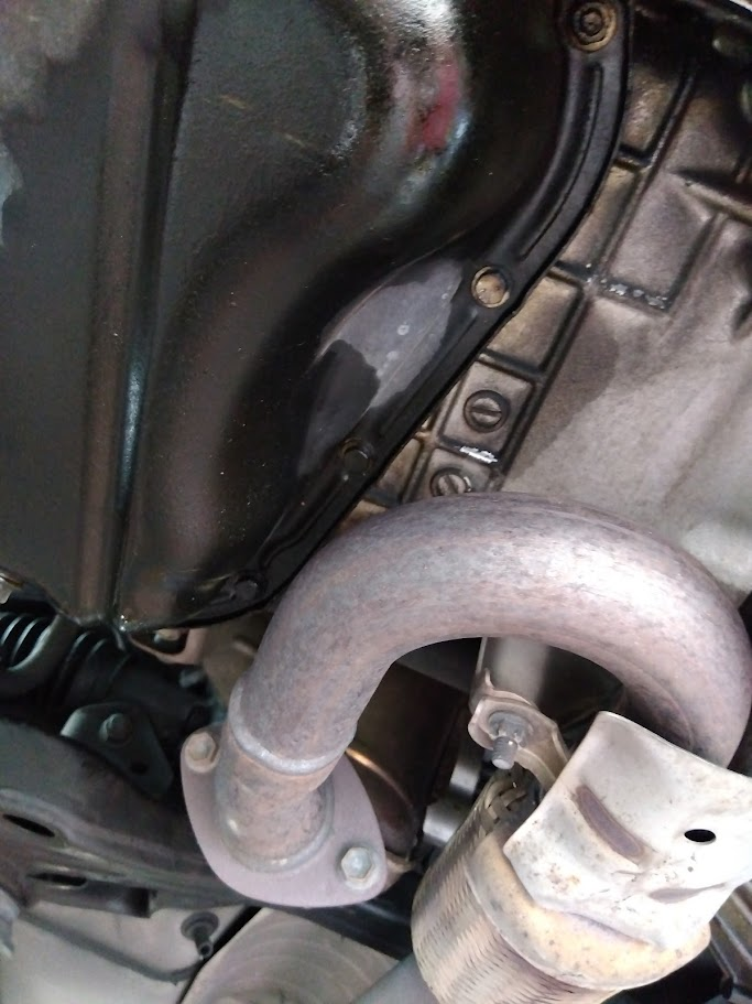 エンジンオイルパン周辺のにじみ：即日車検が難しくなる代表例