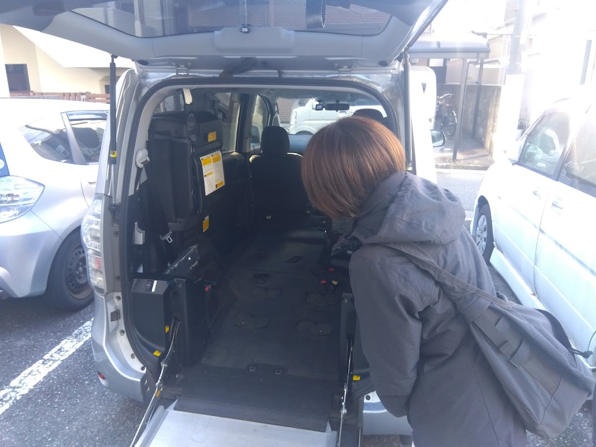 西宮市で介護タクシー開業相談に来社された様子